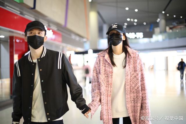行李我包了!董子健孙怡戴情侣帽现身机场,紧牵老婆手恩爱撒狗粮